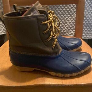 Tommy Hilfiger Rainah Duck Boots
Sz 5 Big Kids Navy/Cocoa Brown